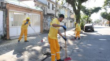 operários limpam rua #paratodosverem 