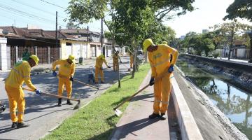 funcionarios fazendo serviço de zeladoria #paratodosverem 