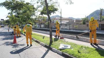 operários atuando em limpeza de rua  #paratodosverem