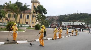 operários fazendo varrição #paratodosverem 