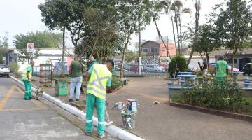 operários pintando calçadas em praça #paratodosverem