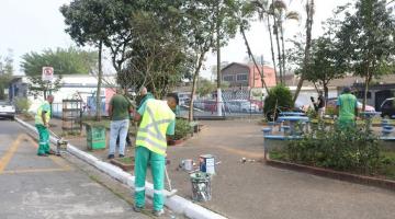 operários atuando em praça #paratodosverem