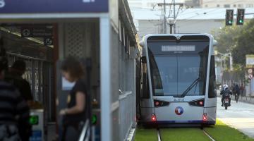 carro do VLT à direita,ao lado de estação com uma pessoa entrando. #paratodosverem