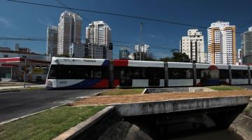 carro do VLT passando em avenida. #paratodosverem