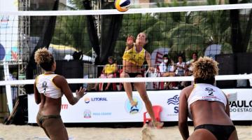 meninas jogam volei de praia em arena #paratodosverem