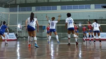 jogo de vôlei em quadra. #paratodosverem