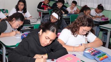 crianças em sala de aula #paratodosverem 