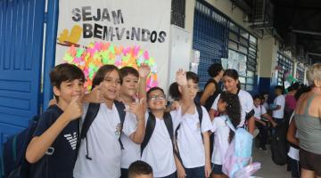 alunos na porta de sala de aula #paratodosverem 