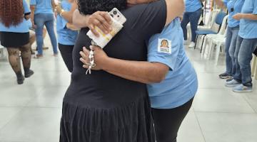 mulheres se abraçam #paratodosverem
