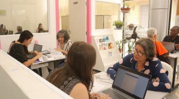 pessoas fazendo inscrição #paratodosverem 