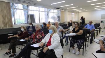 idosos sentados na sala de aula #paratodosverem