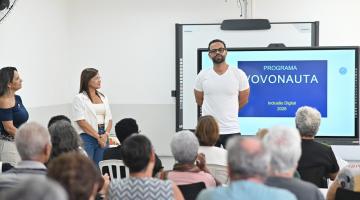 idosos acompanhando as aulas #paratodosverem