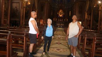 vovô orienta dois turistas em igreja #paratodosverem