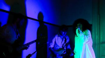 mulher em cena no espetáculo vozes veladas #paratodosverem