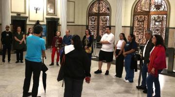 pessoas em círculo no paço #paratodosverem