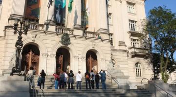 fachada do paço municipal com visitantes na escadaria se preparando para entrar no prédio. #paratodosverem