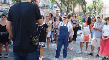 pessoas acompanhando guia em caminhada #paratodosverem