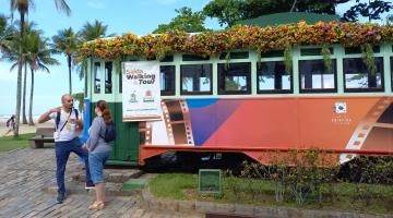 bonde turístico na orla decorado com flores. #paratodosverem