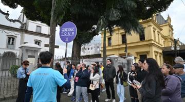 guia leva turistas em passeio #paratodosverem 