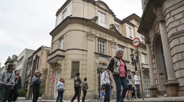 pessoas percorrendo o walking tour do centro #paratodosverem