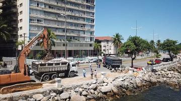 Trabalhos seguem na Ponta da Praia com movimentação de pedras
