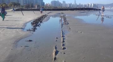 Cercado ao redor dos destroços de veleiro é refeito 