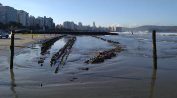 Prefeitura isola destroços de embarcação em trecho da Praia do Embaré 