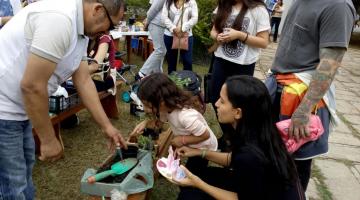 Escola Bandeira Brasil mostra projeto de horta em evento da USP