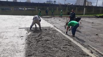 Concretagem do piso da quadra de futebol society está pronta