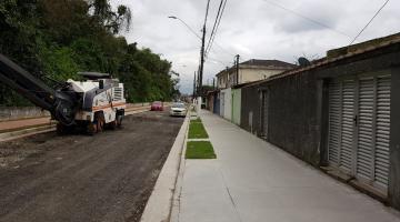 Rua Itanhaém recebe a primeira camada de pavimentação