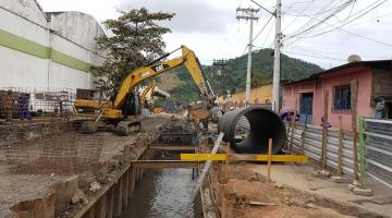 Obras reforçam rede de drenagem na Rua Ana Santos
