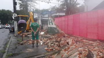 Muro comprometido é demolido no Jabaquara