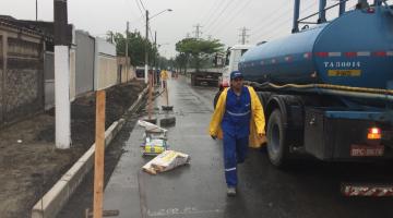 Guias e sarjetas são reconstruídas na Rua Pastor João Wesley 