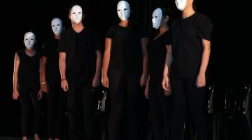 pessoas em cena de teatro de máscaras #paratodosverem