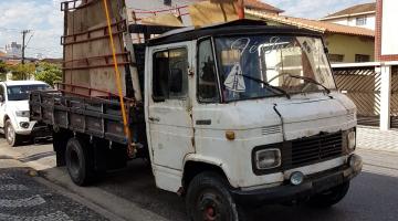 Força tarefa multa e guincha caminhões que faziam transporte clandestino de recicláveis