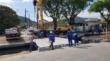 Pontilhão em obras no Santa Maria recebe lajes pré-moldadas