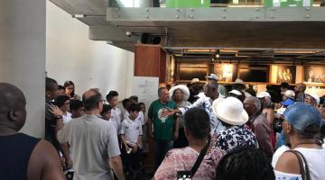 Meninos do Santos FC e turistas lotam o Museu Pelé