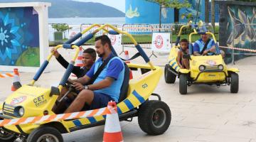 Crianças aprendem sobre segurança no trânsito em minipista na orla de Santos