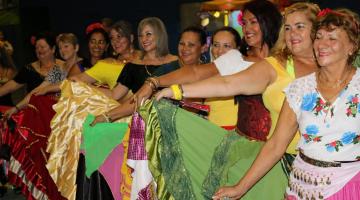 Festa cigana em Santos é marcada por muita música e alegria