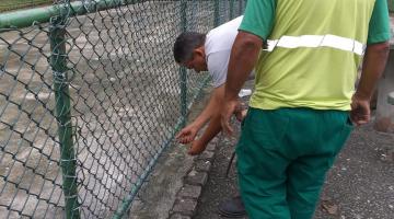 Quadra esportiva e parquinho de praça da Zona Noroeste de Santos recebem reparos