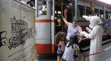 Domingo de Páscoa tem Bonde Brincar com histórias, trava-língua e surpresas em Santos