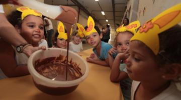 Crianças comemoraram Páscoa com oficina de chocolate em Santos