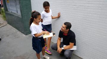 Alunos de escola municipal constroem poesia coletiva com moradores de morro de Santos