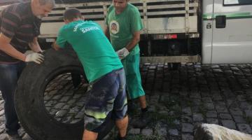  Prefeitura de Santos recolhe pneus descartados irregularmente no Centro e Valongo