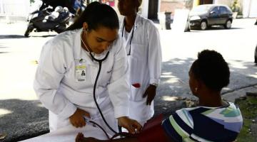 mulher tem a pressão ferida #paratodosverem 