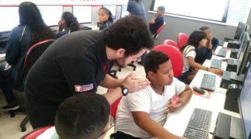 Estudantes de Santos participam de oficina de minecraft  