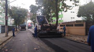 Pavimentação é realizada na Rua Guedes Coelho. #Pracegover