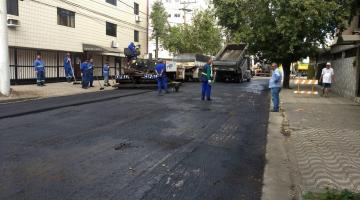 Mais uma rua de bairro de Santos ganha novo asfalto