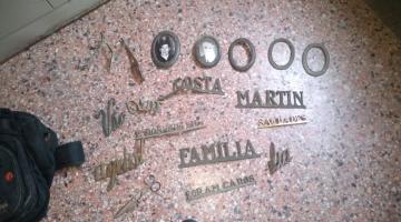 peças de bronze recuperadas com nomes dos falecidos #pracegover 
