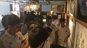 Equipe sub-13 do Santos FC tem aula de craque no Museu Pelé, em Santos